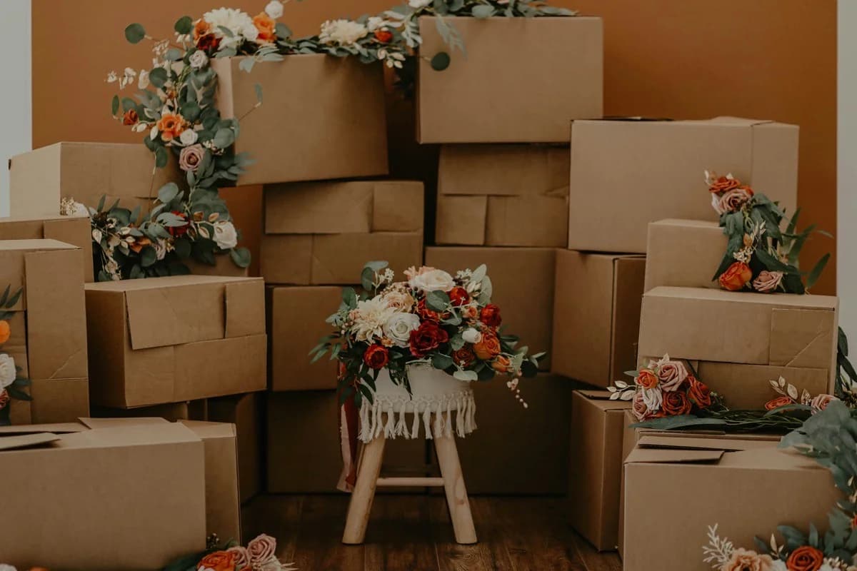 Housewarming gift calculator with home decoration items